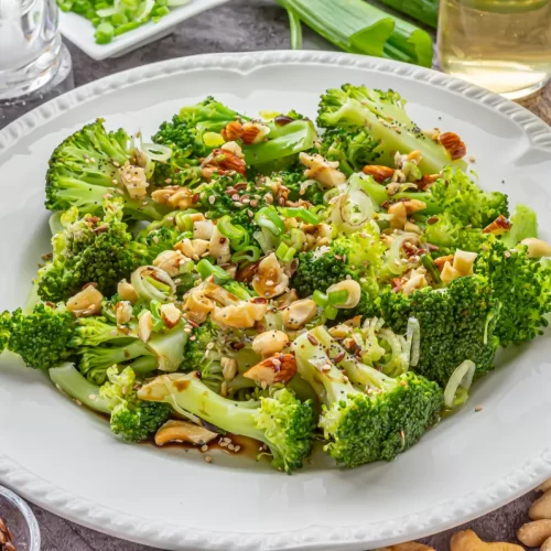 Disfruta del verano con esta receta saludable de ensalada de brócoli Peregrín, aliñada con vinagreta de frutos secos. Refrescante, nutritiva y lista en 10 minutos.