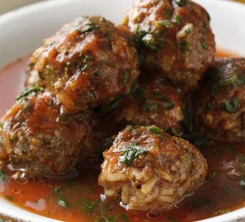 Albóndigas caseras con salsa de tomate natural y ajo morado Peregrín.